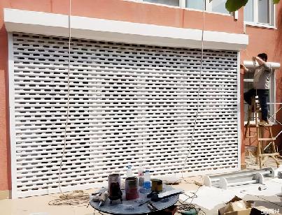 電動（dòng）卷簾門安裝現場